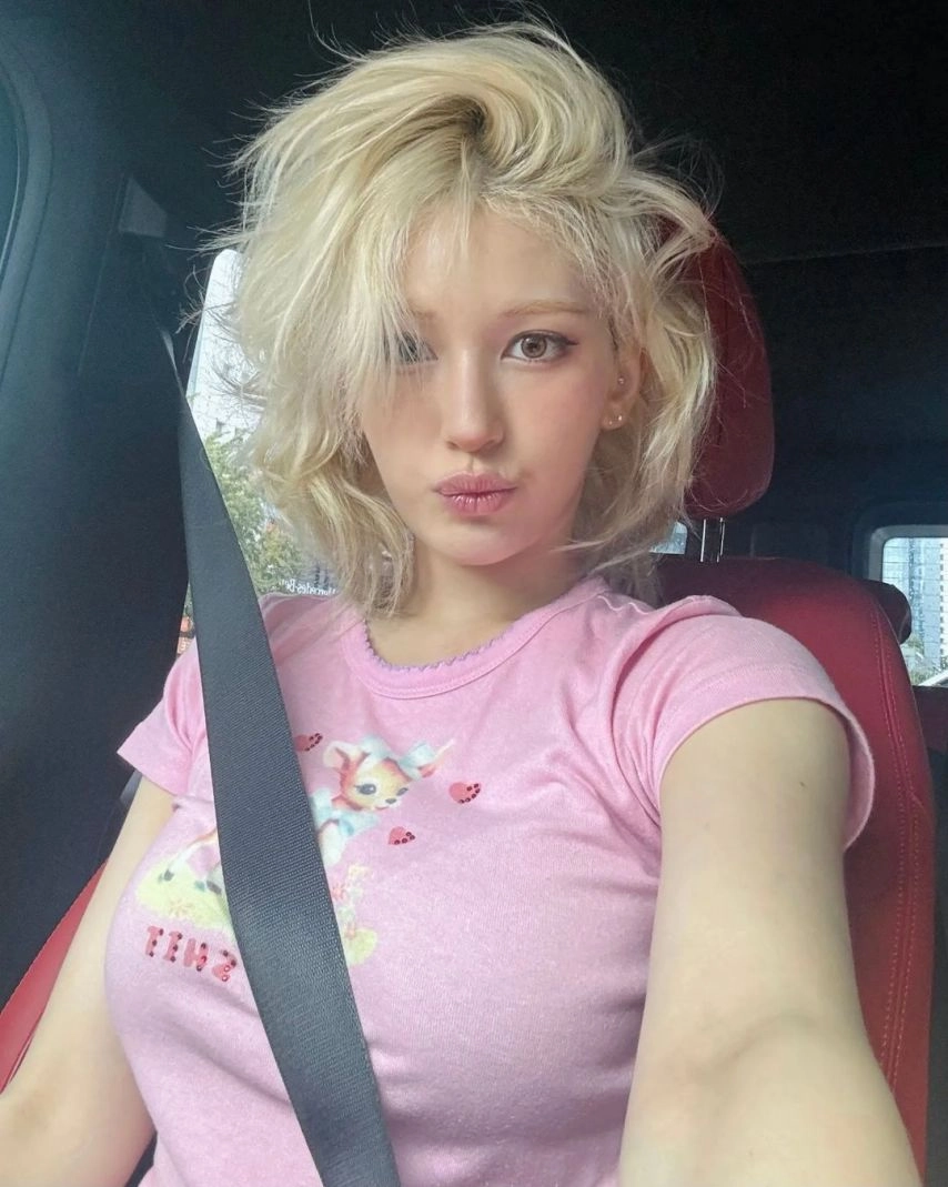 전소미 묵직한 핑크 반팔티 가슴 볼륨