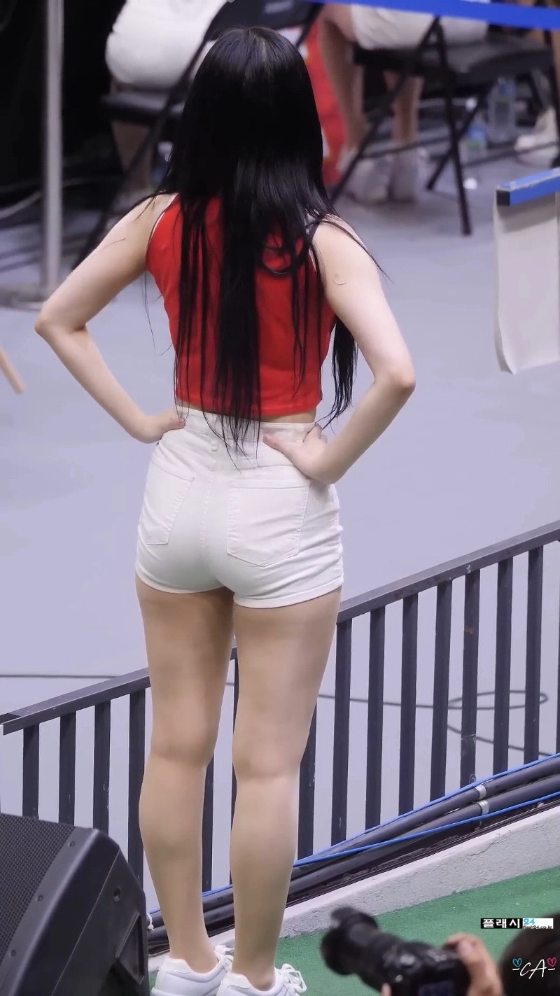 꽉끼는 핫팬츠 섹시한 힙라인 이주은 치어리더