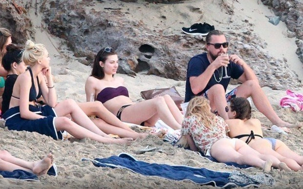 비키니 미녀들이랑 휴가 즐기는 디카프리오