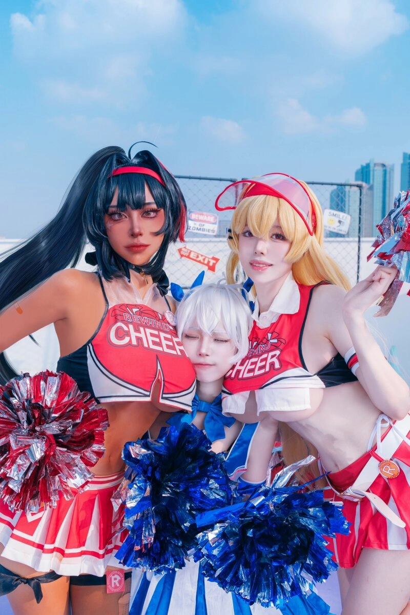 거유 미드 언더붑 치어복 입은 니케 아트팀 코스프레