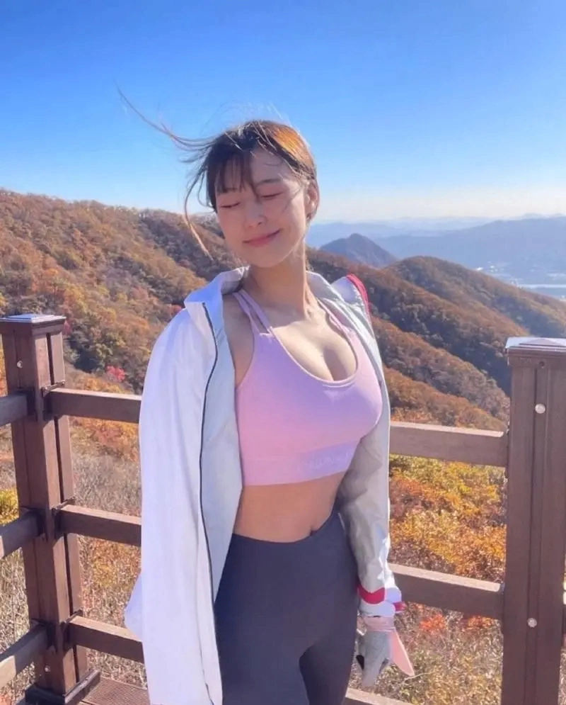 엉덩이라인 도드라진 레깅스 입고 등산하는 MZ처자