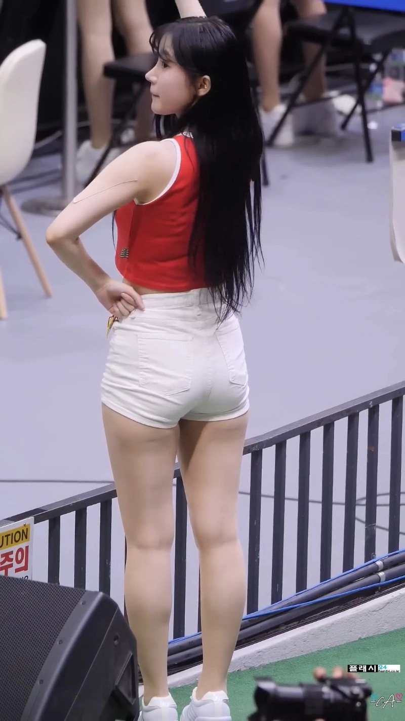 꽉끼는 핫팬츠 섹시한 힙라인 이주은 치어리더
