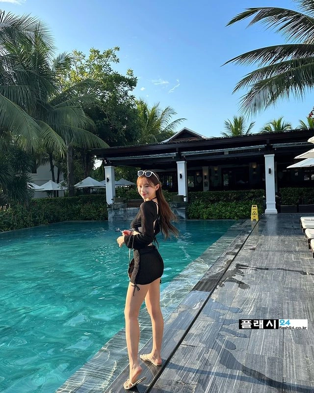 은꼴 엉덩이 노출 시스루 수영복입은  김나연 치어리더