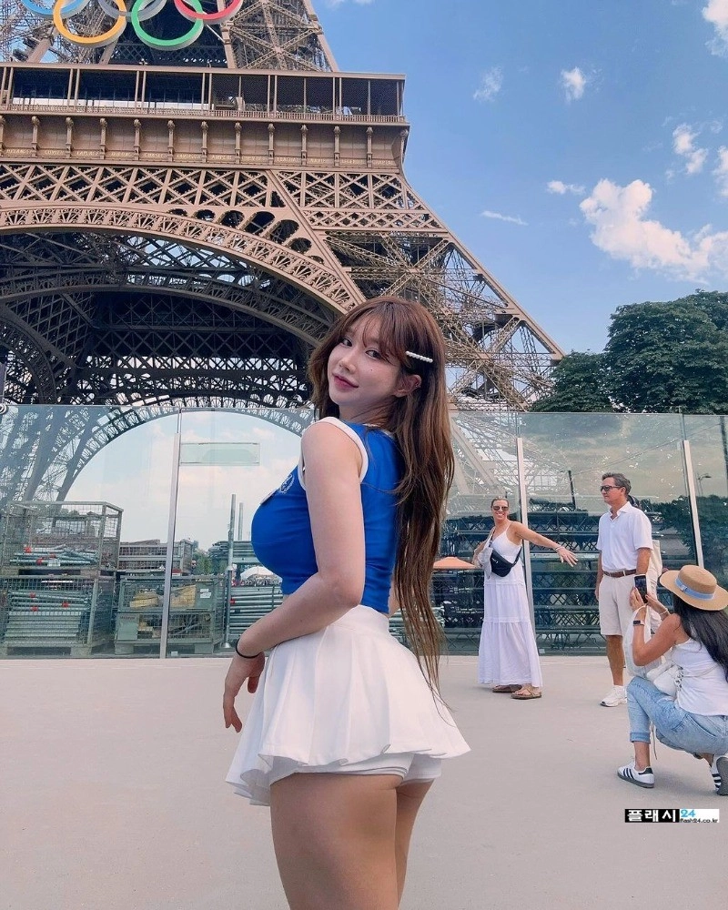 짧은 치마 적날한 엉밑살 노출한 그릴래영