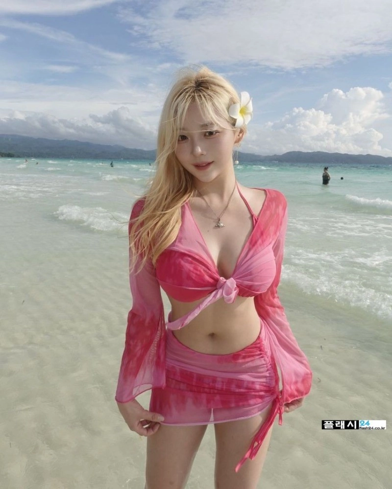 휴가지 꼭 데려가고 싶은 아찔한 가슴골 조예린 치어리더