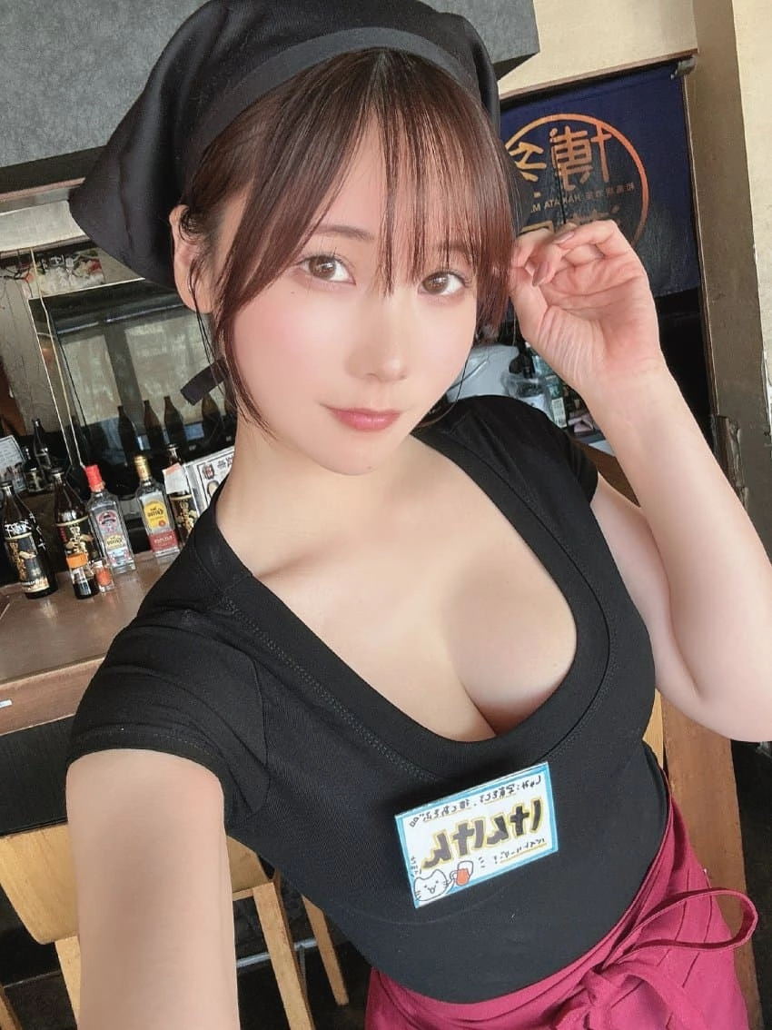 묵직한 가슴골 노출 매출 잘나오는 식당의 여직원 몸매
