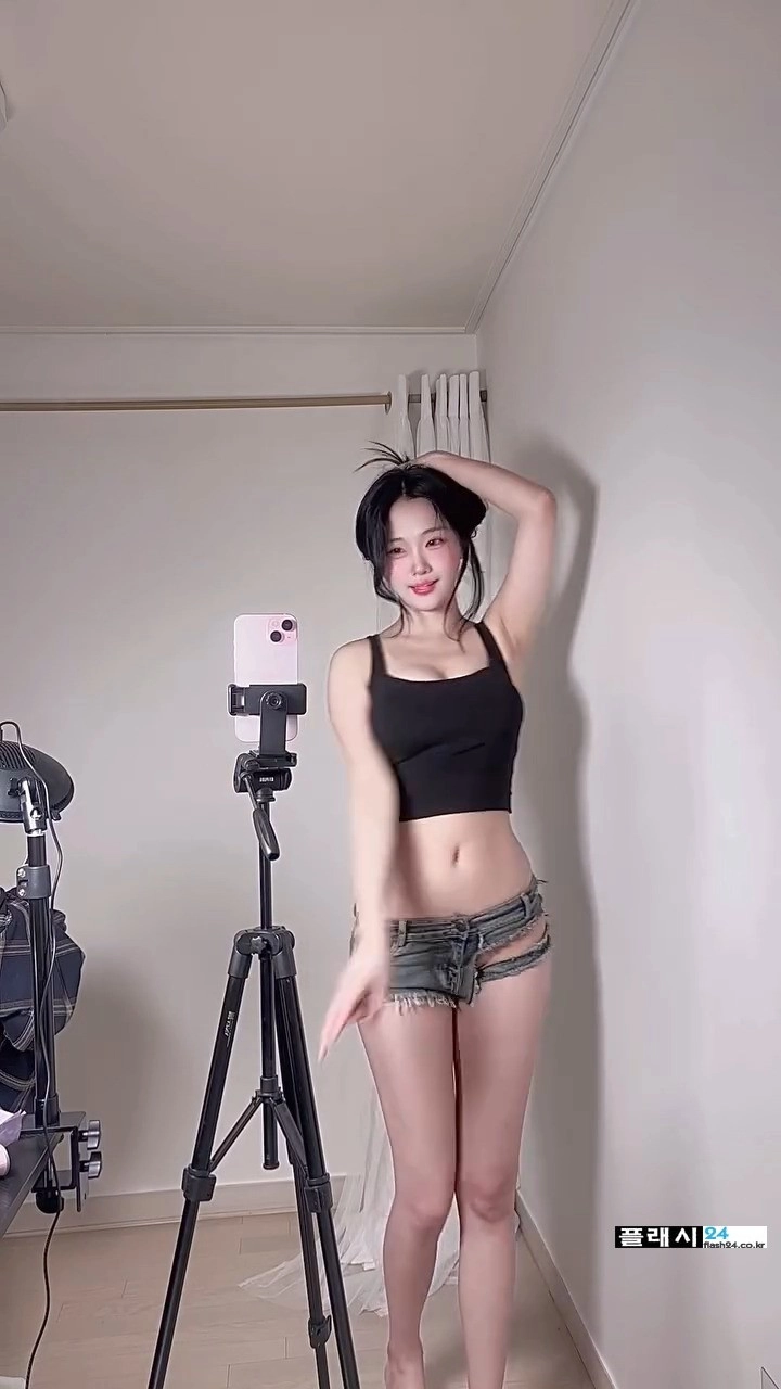 모델 유빈 찢어진 청바지 사이로 팬티노출