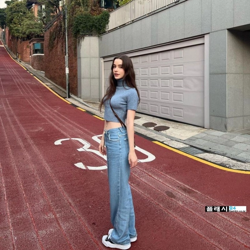 크로스백 아찔한 가슴골 엘프 모델 다샤 타란