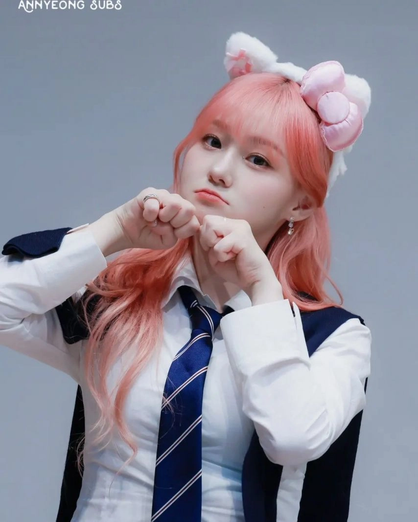 케플러 김채현 터질듯한 교복셔츠 가슴 볼륨감