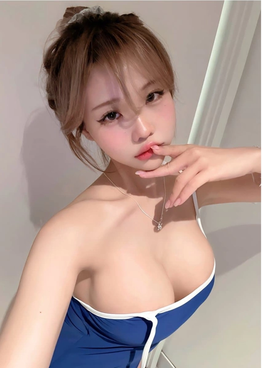 만지고픈 아찔한 알가슴 노출한 여친