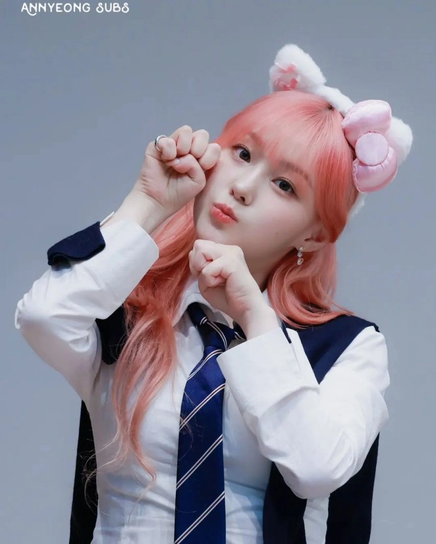 케플러 김채현 터질듯한 교복셔츠 가슴 볼륨감