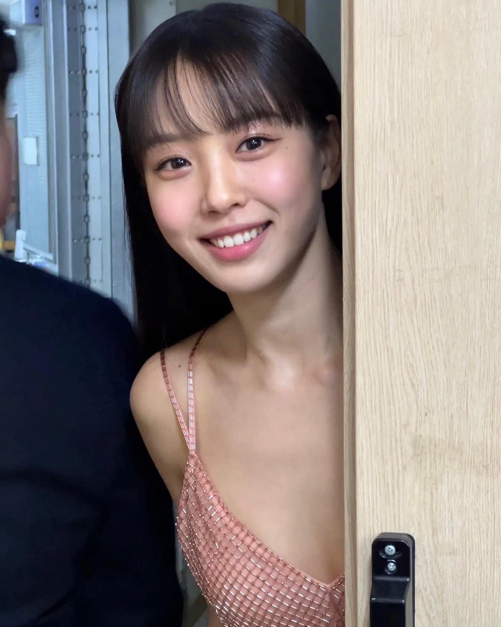 고민시 가슴이 시원하게 파인 핑크드레스 - 인스타