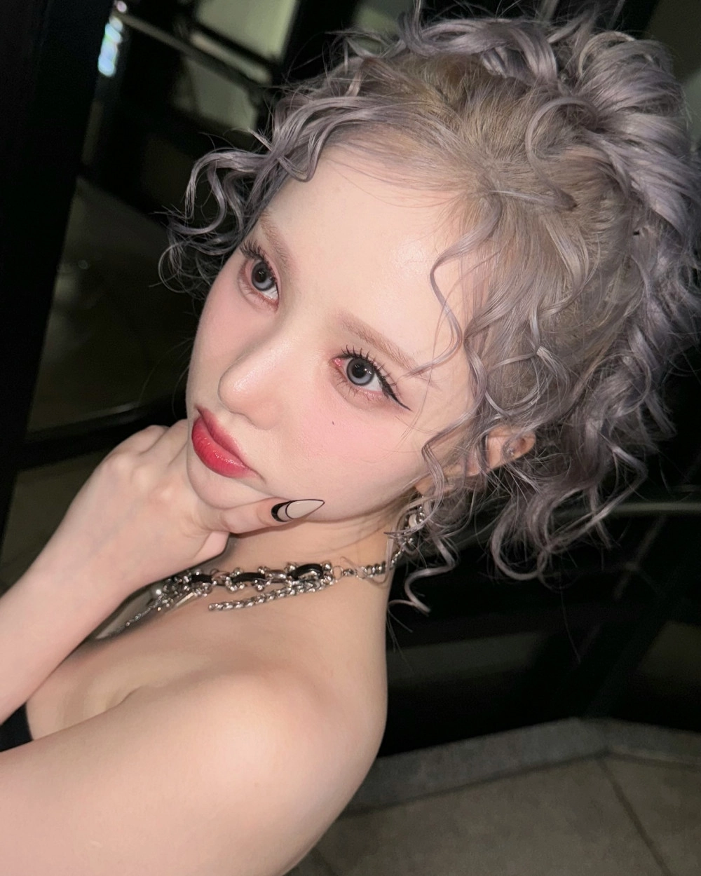 비비지 은하 데님 튜브탑 뽀얀 가슴골