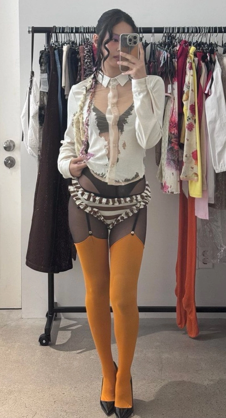 헐벗은 느낌의 이번 블랙핑크 제니 컨셉 가터벨트 팬티의상