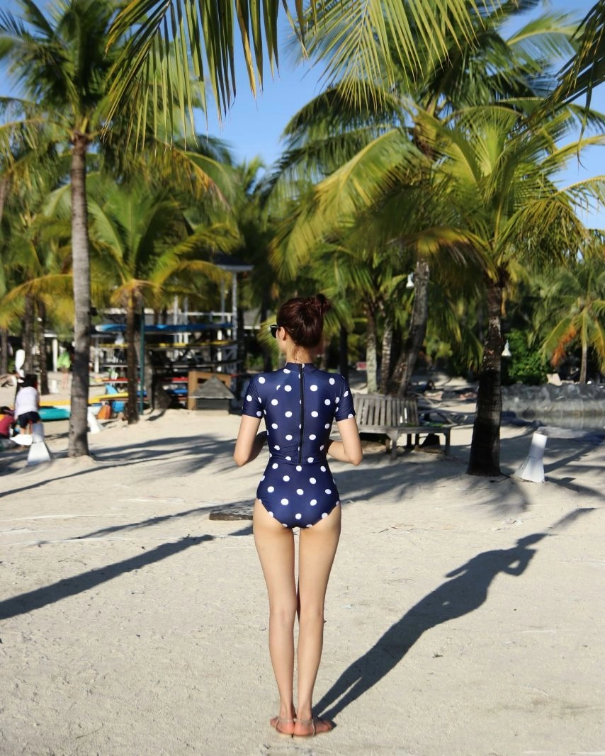 이희은 땡땡이 바디슈트 엉밑살 노출 - 인스타