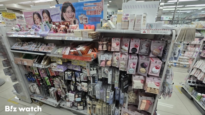 올리브영 대항마가 됐다는 다이소 화장품 코너