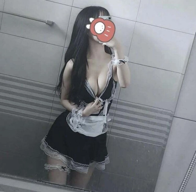 화장실에서 미드 셀카 찍는 MZ 처자들