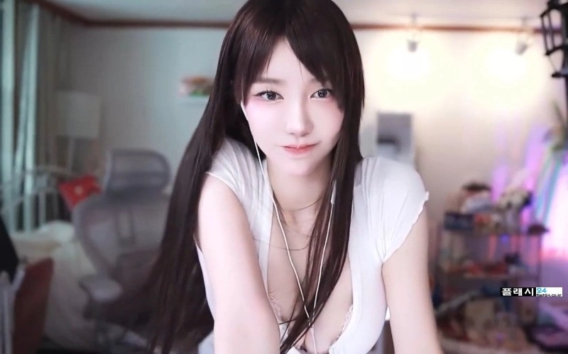 티셔츠가 많이 벌어진 겨우디 알가슴 보여주기