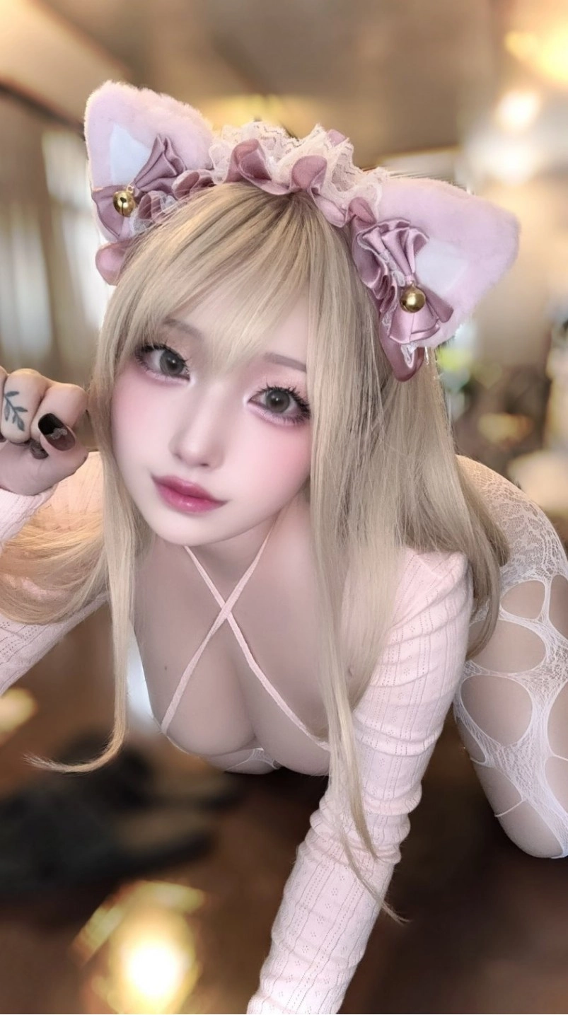 온리팬즈 하면 월 1억 우습게 벌듯한 거유 코스프레녀