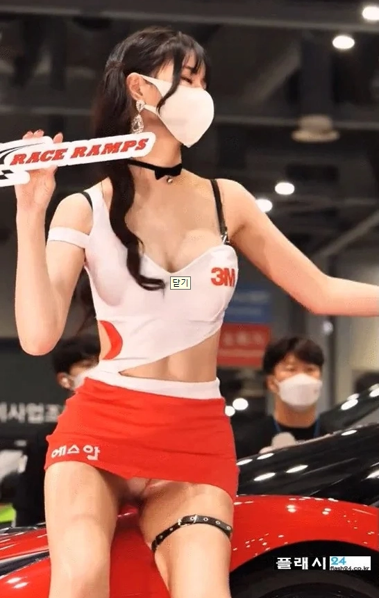 레이싱걸 민한나 속바지 없이 치마 착용 팬티노출