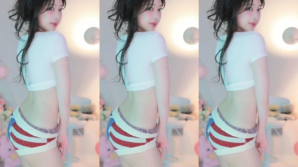 '3대 여캠' 아윤 흔치 않은 허리 라인 + 골반