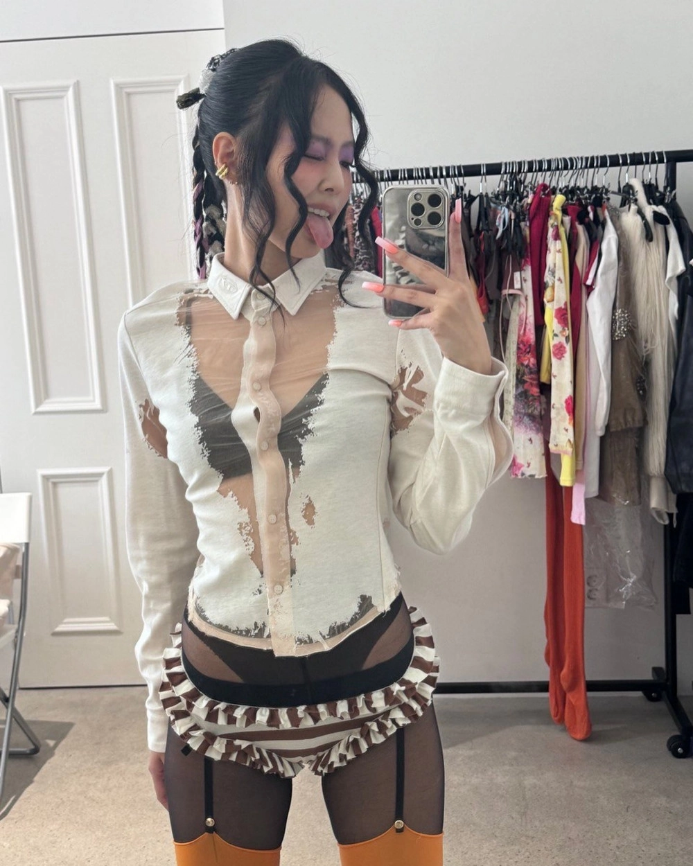 헐벗은 느낌의 이번 블랙핑크 제니 컨셉 가터벨트 팬티의상