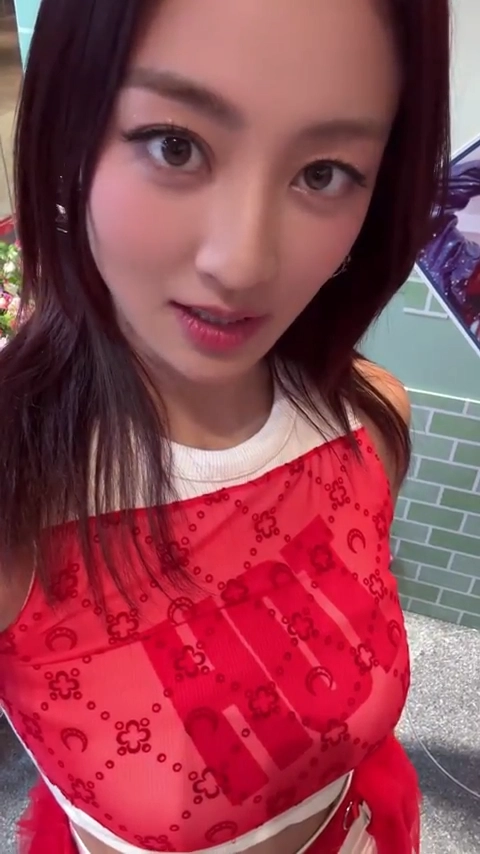 팝업스토어 찾은 트와이스 모모 지효 미나 빨간 땡땡이 코르셋 가슴골