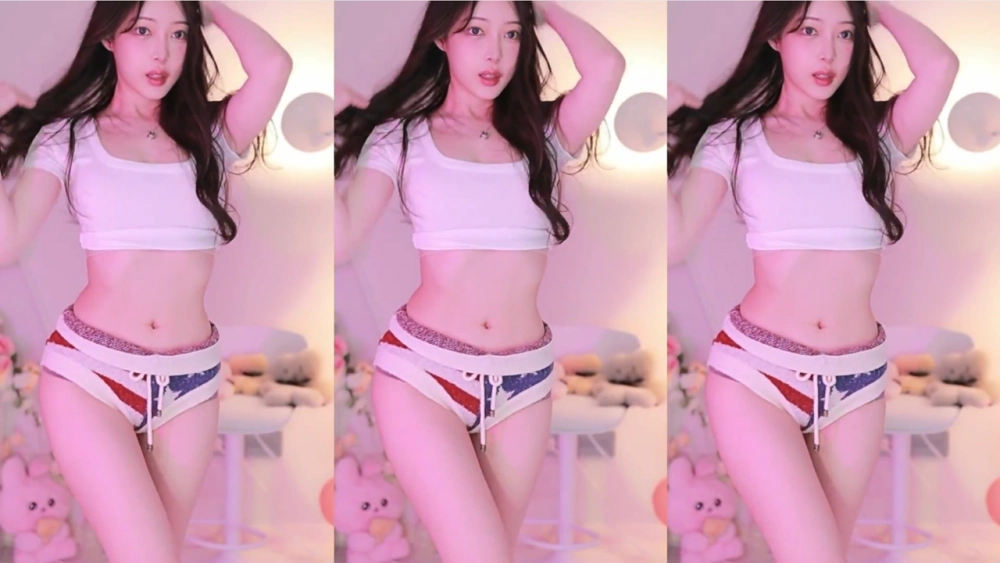 '3대 여캠' 아윤 흔치 않은 허리 라인 + 골반