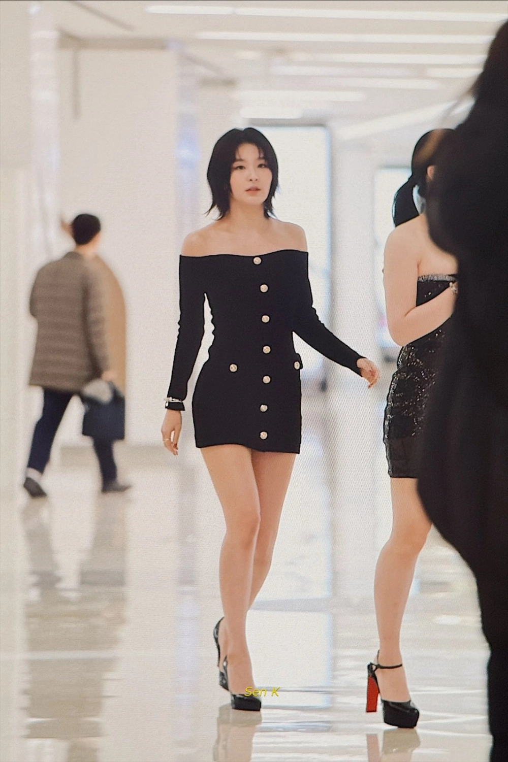 오프숄더 블랙 미니드레스 입은 레드벨벳 슬기 골반 엉덩이핏