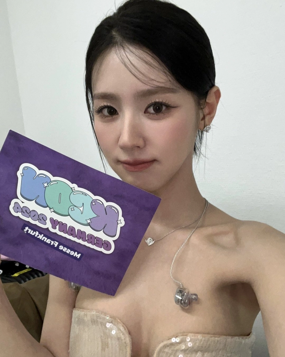 아이들 미연 역대급 가슴골 + 야드랑이 노출한 드레스