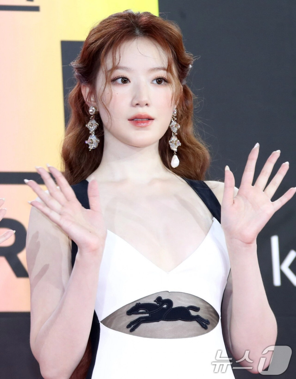 화이트 드레스 뽀얀 가슴골 노출 아이들 슈화