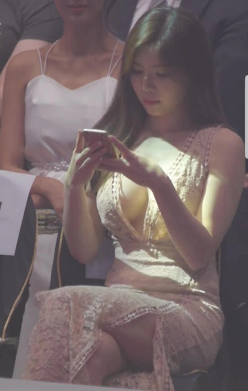 방청객 몸매 레전드 노브라 슴골 노출 원피스