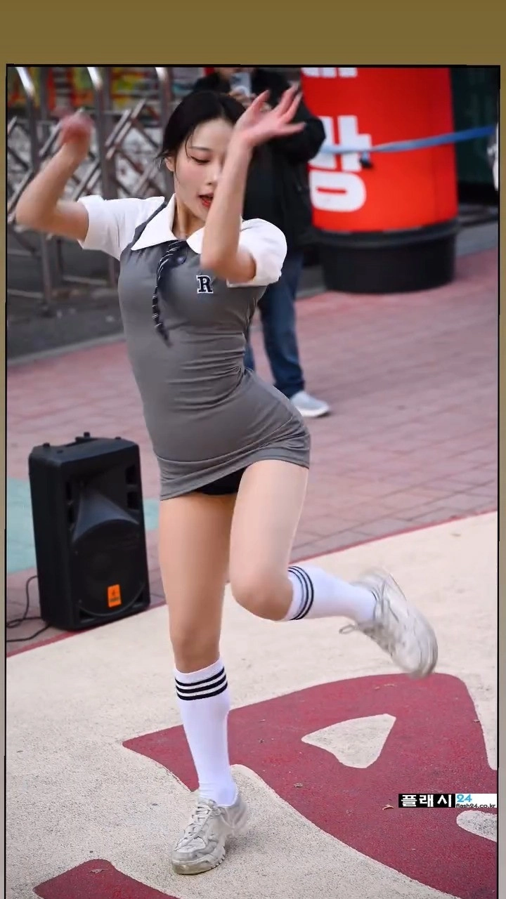 홍대버스킹 댄스팀 클락 정인 밀착원피스