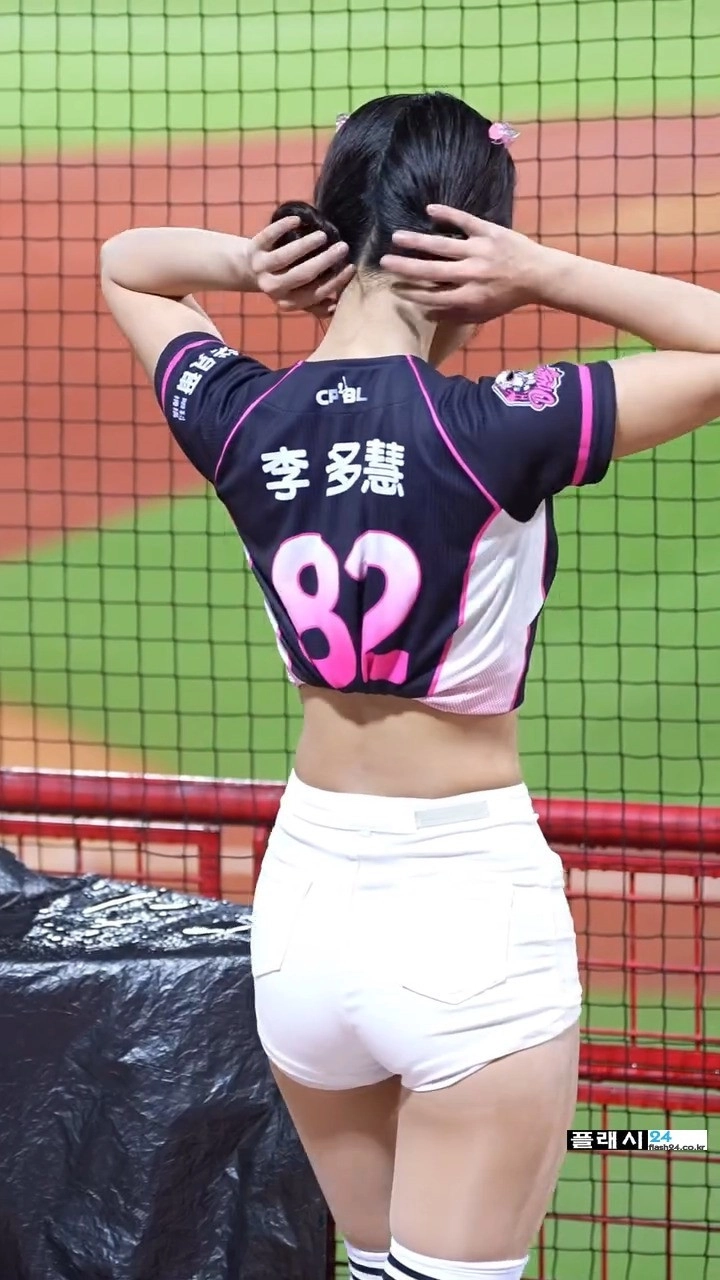 대만에간 이다혜 치어리더 핫팬츠 엉밑살 노출