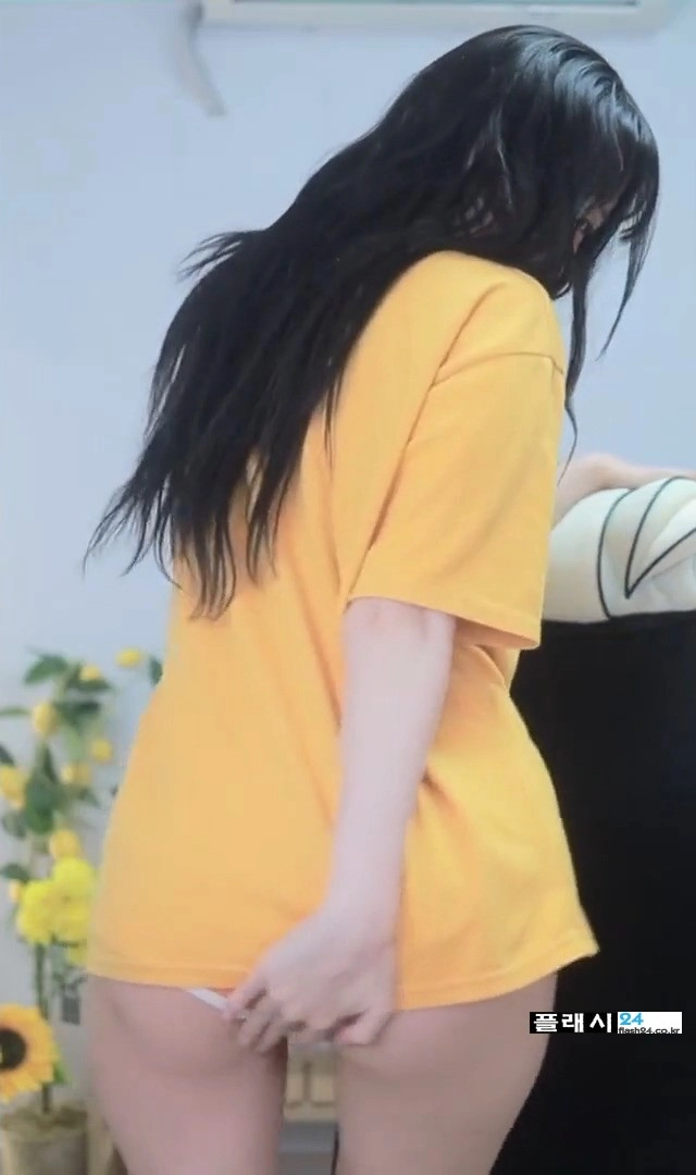 손으로 엉밑살 가리는 여캠 이아린 뒤태