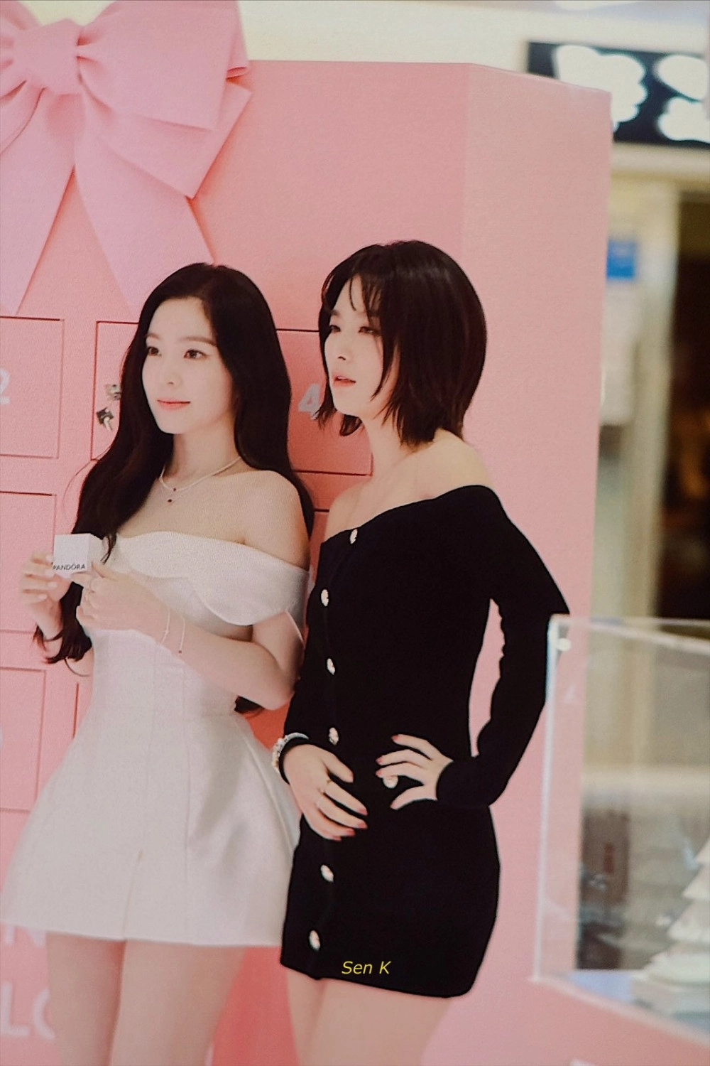 오프숄더 블랙 미니드레스 입은 레드벨벳 슬기 골반 엉덩이핏