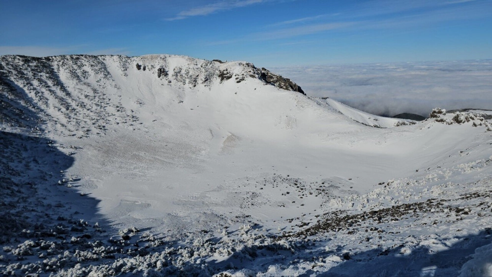 오늘자 눈덮힌 한라산 풍경 ㄷㄷ