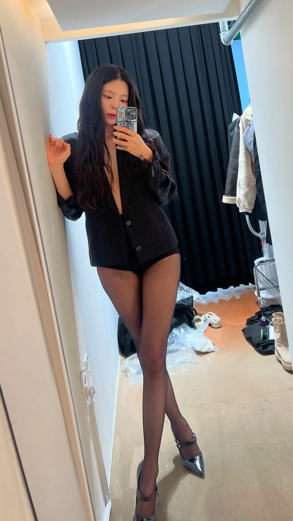 자켓 속에 노브라 가수 장재인 검스 야벅지 - 거울 셀카