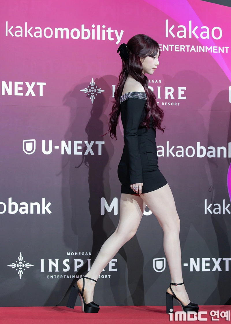 에스파 카리나 블랙 미니드레스 엉태 야벅지