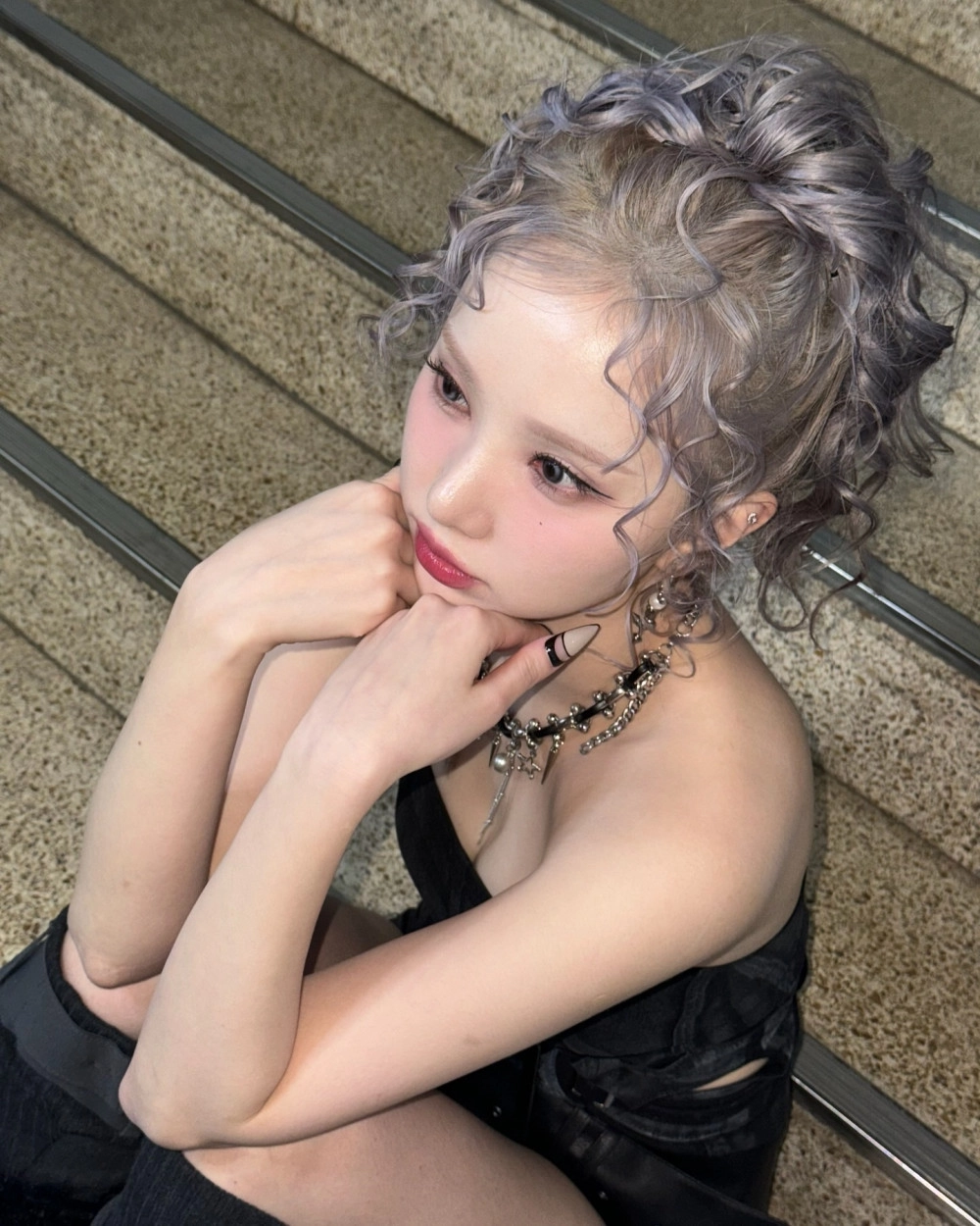 비비지 은하 데님 튜브탑 뽀얀 가슴골