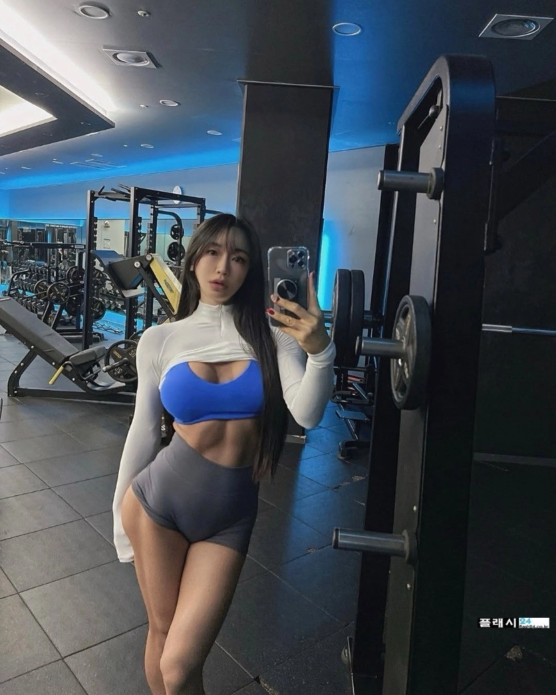 엉밑살 대놓고 보여주는 피트니스 모델 이수정