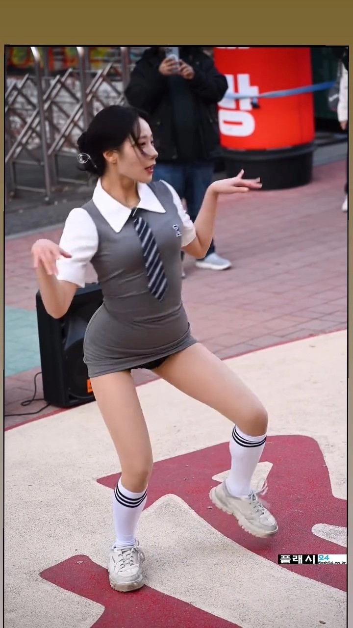 홍대버스킹 댄스팀 클락 정인 밀착원피스