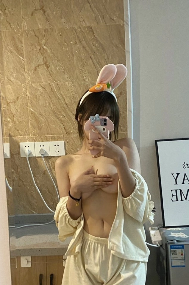 화장실에서 미드 셀카 찍는 MZ 처자들