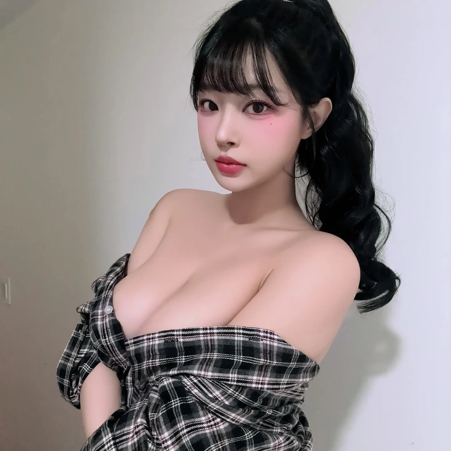 김갑주 노브라 셔츠만 한장 걸친채 찰칵