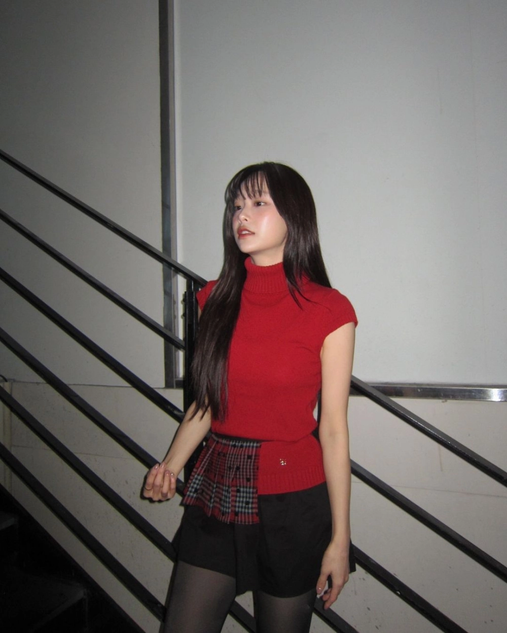 계단 복도에서 포즈 잡는 츄 검스 허벅지