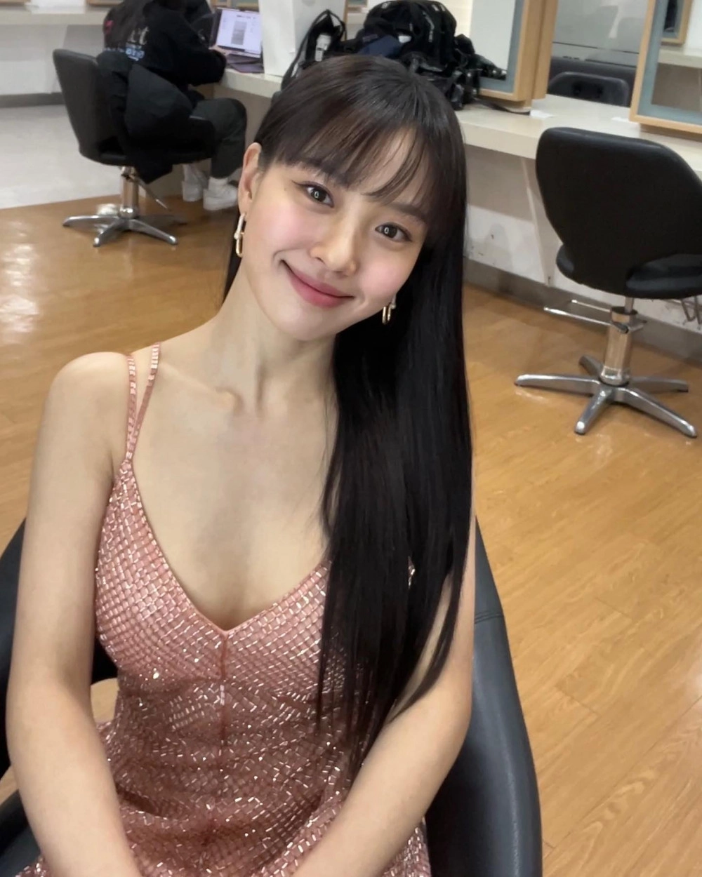 고민시 가슴이 시원하게 파인 핑크드레스 - 인스타