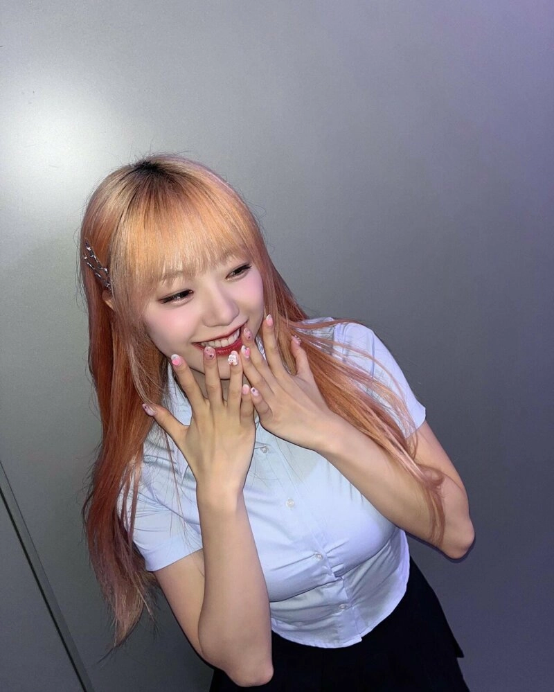 교복 셔츠가 터질듯한 가슴 볼륨감 시그니처 지원