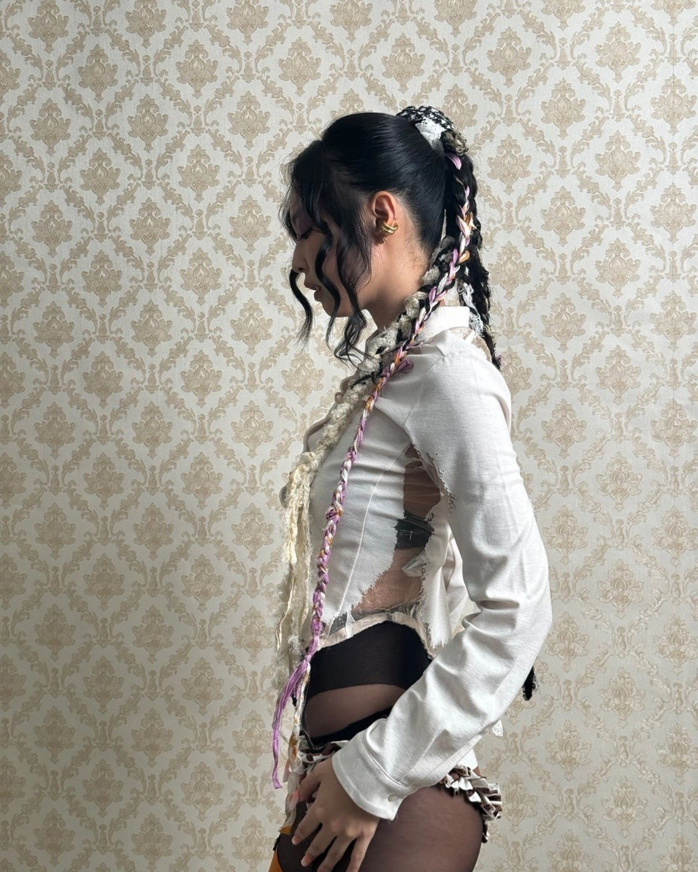 헐벗은 느낌의 이번 블랙핑크 제니 컨셉 가터벨트 팬티의상