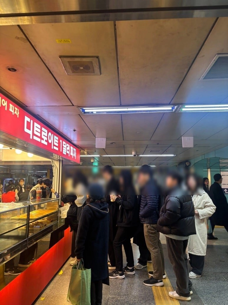 요즘 인기라는 잠실역 1달러 피자