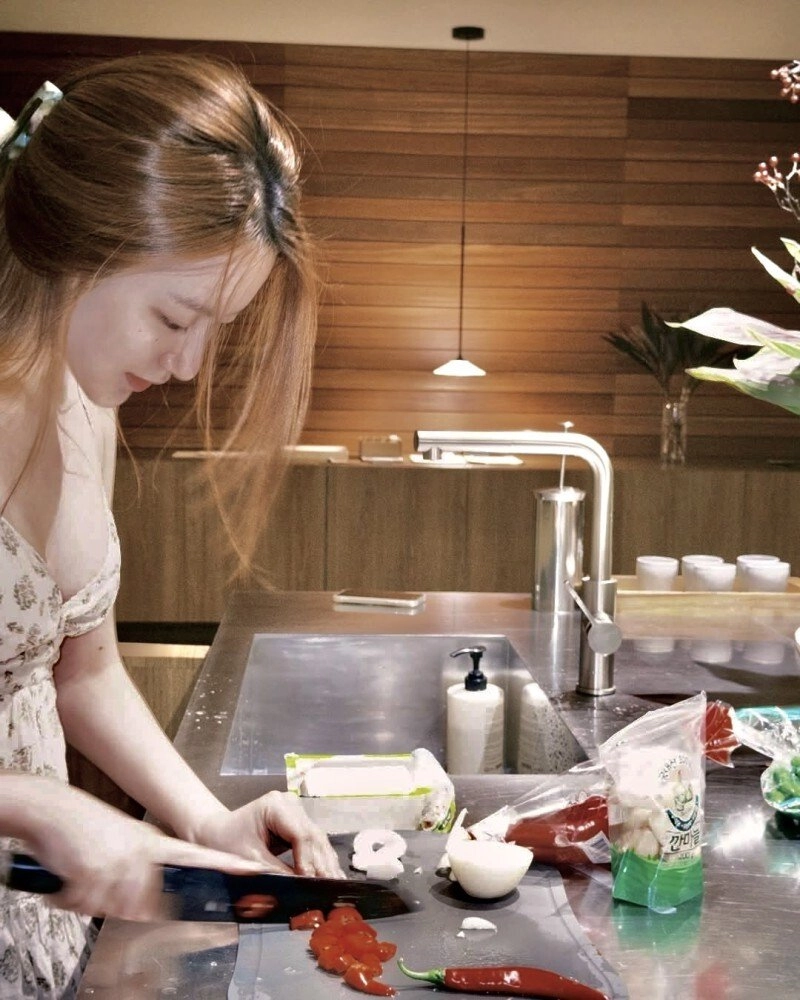 데일리룩 아이돌 슈화 노브라 민나시